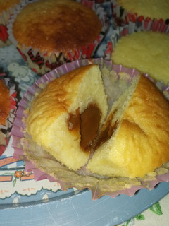Una foto de Magdalenas con dulce de leche