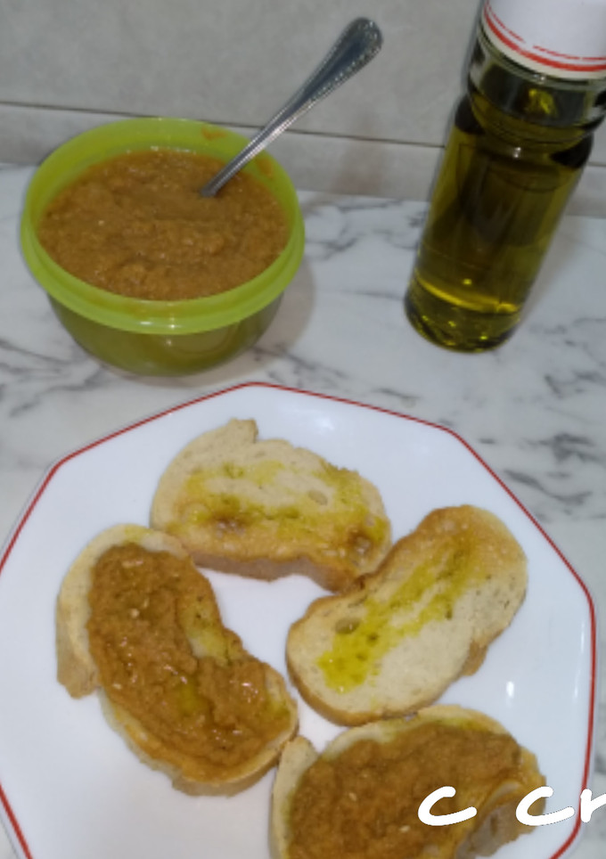 Una foto de Tostadas con tomate de ensalada