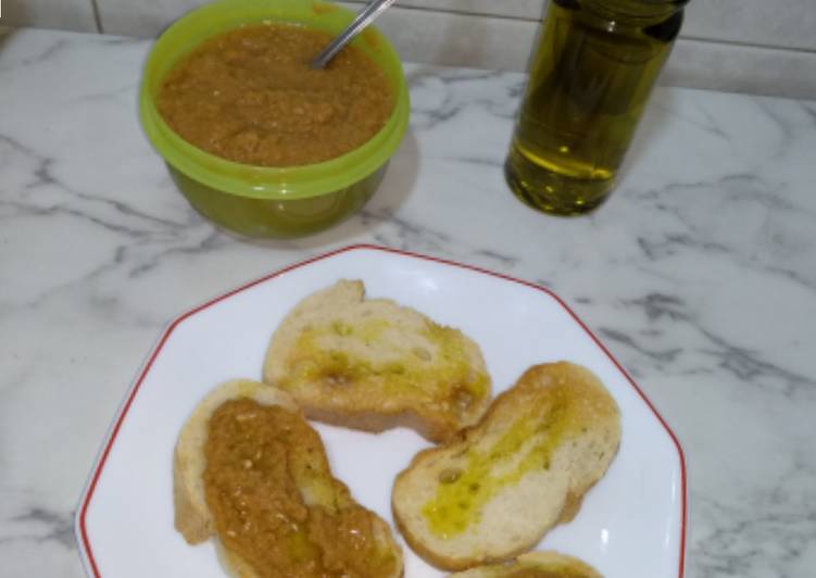 Tostadas con tomate de ensalada