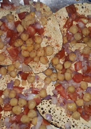 A picture of Chana masala papad.