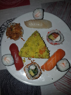 Una foto de Cuscús con verduras y sushi