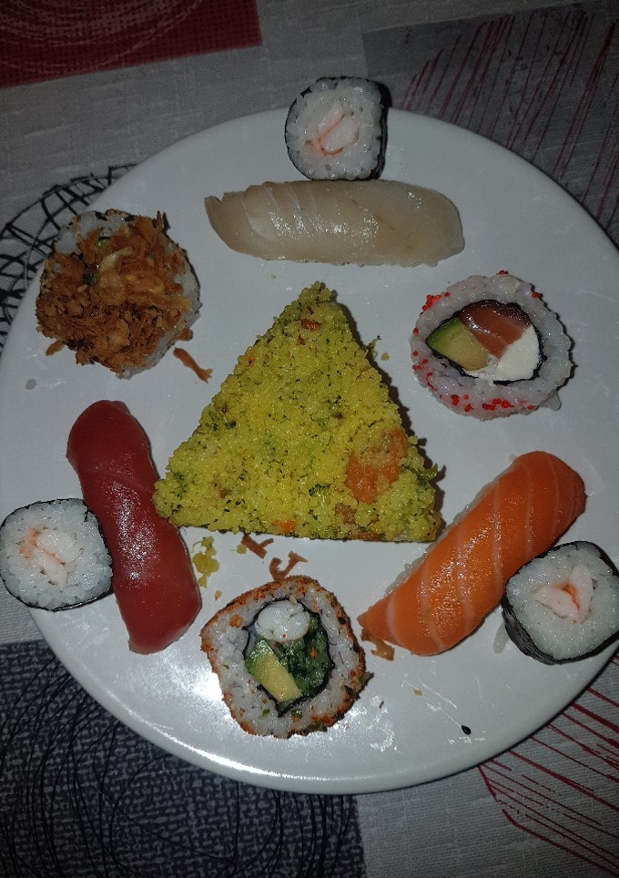 Una foto de Cuscús con verduras y sushi