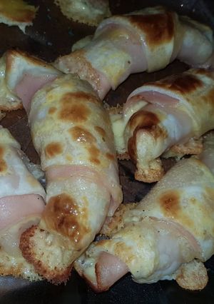 Una foto de Medialunas rellenas de jamón y queso