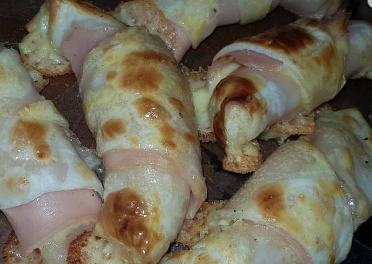 Medialunas rellenas de jamón y queso
