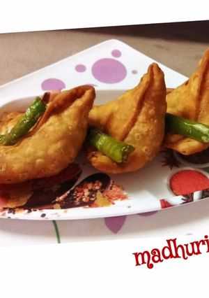 केले पनीर समोसा (Kele paneer samosa recipe in hindi) रेसिपी मुख्य फोटो