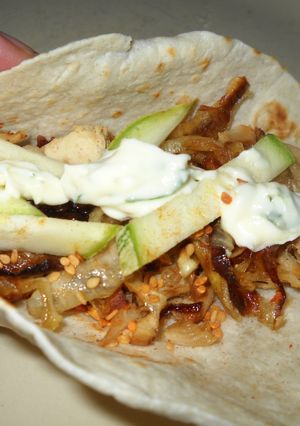 Una foto de Tacos con carne y morrón asado