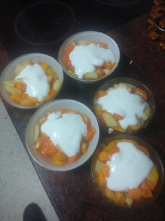 Una foto de Macedonia de frutas sobre bizcocho y salsa de yogur en 5 minutos