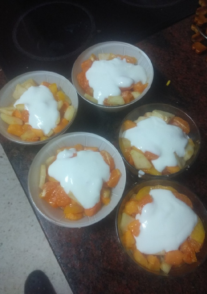 Una foto de Macedonia de frutas sobre bizcocho y salsa de yogur en 5 minutos