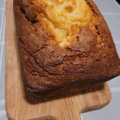 A picture of Lemon yogurt cake.
