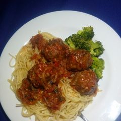 A picture of Spaghetti Bolognese & broccoli.