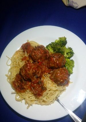 A picture of Spaghetti Bolognese & broccoli.