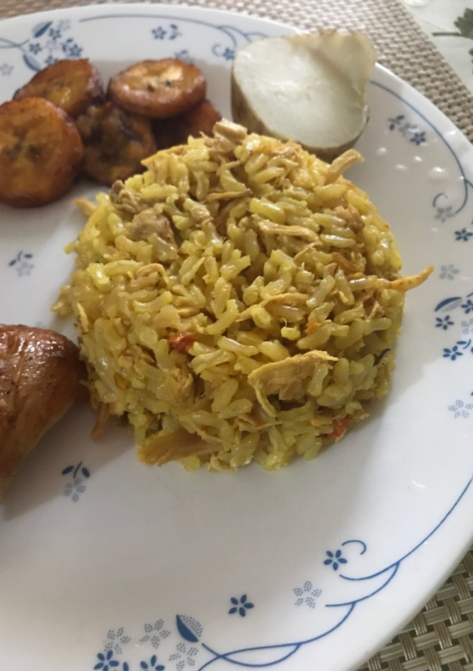 Una foto de Arroz con pollo y champiñones