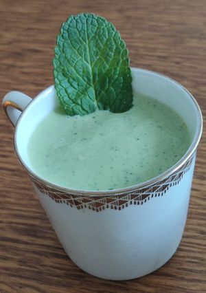 Une photo de ⭐⭐Verrine 3 : velouté petits pois et crème à la menthe