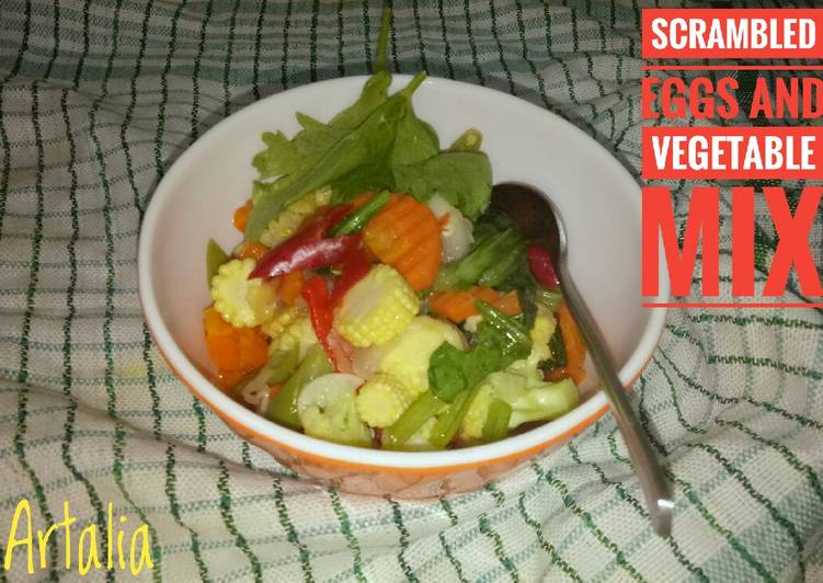 Scrambled eggs and vegetable mix