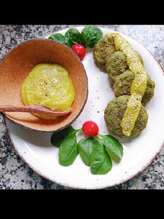 Una foto de Falafels de lentejas y espinacas con salsa de aguacate🥑 y mango
