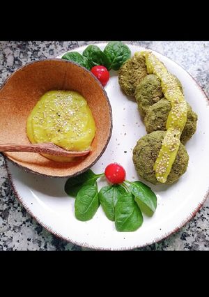 Una foto de Falafels de lentejas y espinacas con salsa de aguacate🥑 y mango