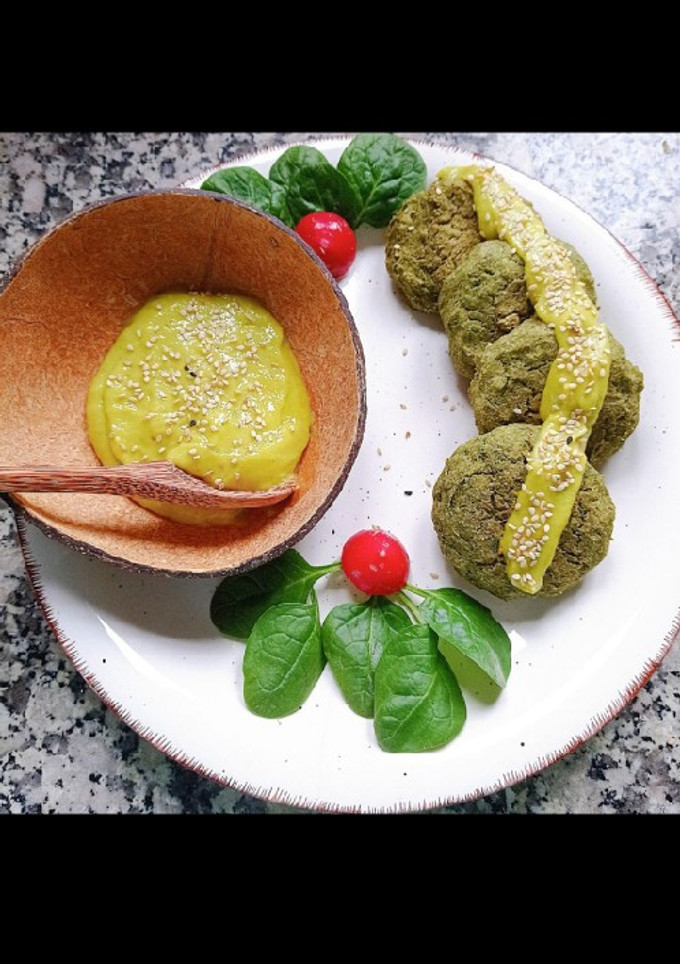 Una foto de Falafels de lentejas y espinacas con salsa de aguacate🥑 y mango