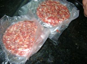 Una foto de Hamburguesa con cheddar, panceta y carne picada
