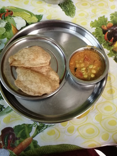 பூரி, மொச்சைக்கொட்டை குருமா (Poori,mochcha kottai kuruma recipe in tamil) செய்முறை முக்கிய புகைப்படம்