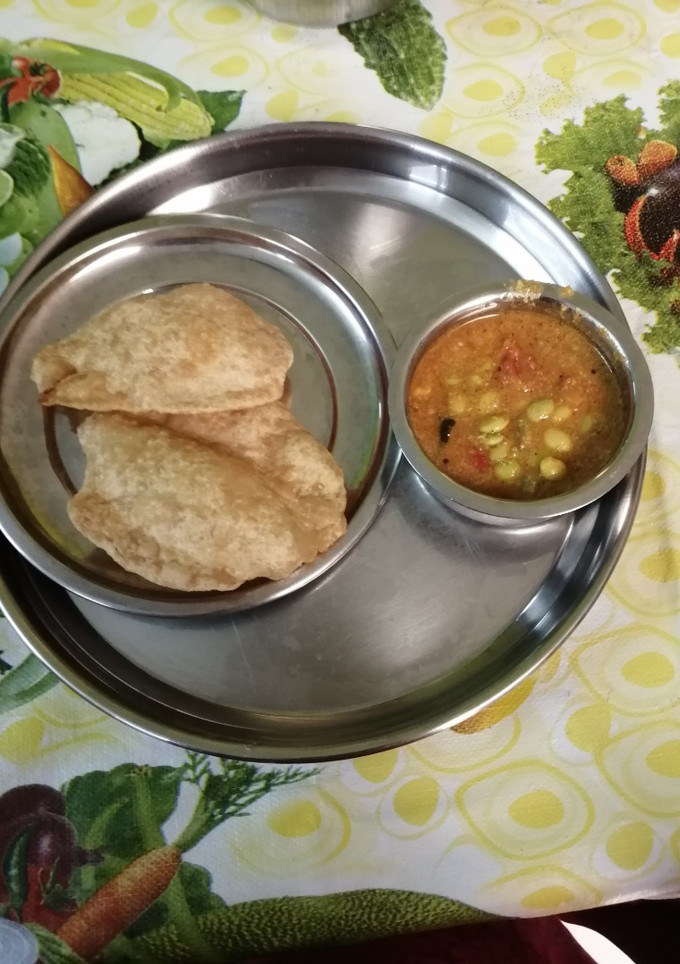 பூரி, மொச்சைக்கொட்டை குருமா (Poori,mochcha kottai kuruma recipe in tamil) செய்முறை முக்கிய புகைப்படம்