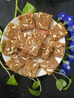 કાટલું (Katlu Recipe In Gujarati) રેસીપી મુખ્ય ફોટો