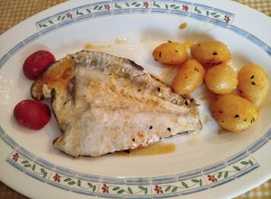 Una foto de Filetes de Rodaballo al horno con papas cocidas