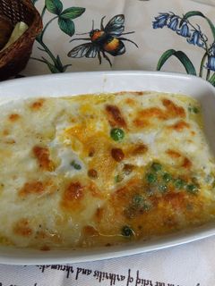 Una foto de Cazuelas horneadas de huevos con guisantes