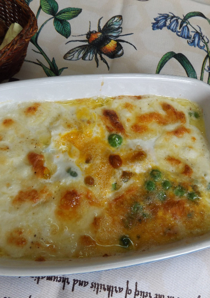 Una foto de Cazuelas horneadas de huevos con guisantes