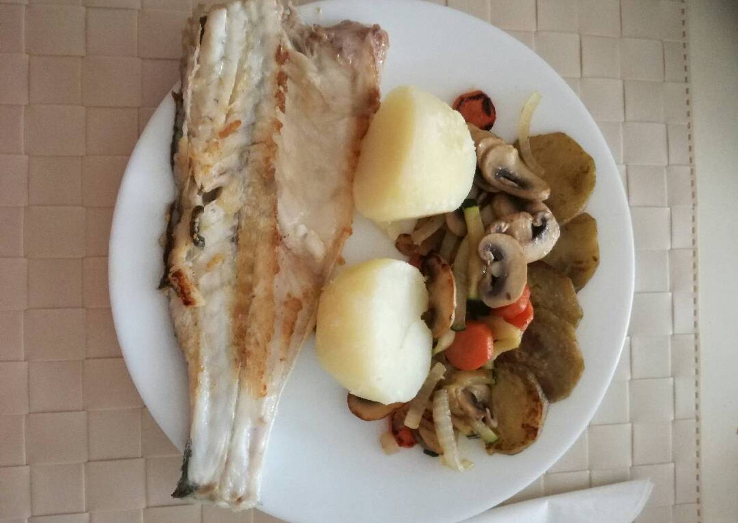 Lubina a la plancha con salteado de verduras Receta de Laura Malvido