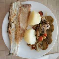 Una foto de Lubina a la plancha con salteado de verduras