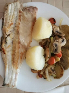 Una foto de Lubina a la plancha con salteado de verduras