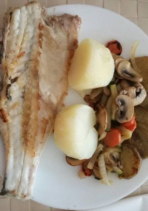 Una foto de Lubina a la plancha con salteado de verduras