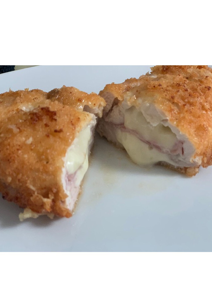 Una foto de Cordon bleu keto (sin gluten) con costra de parmesano 😋