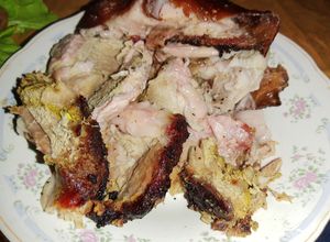 Una foto de Pernil de cochinillo asado al carbón
