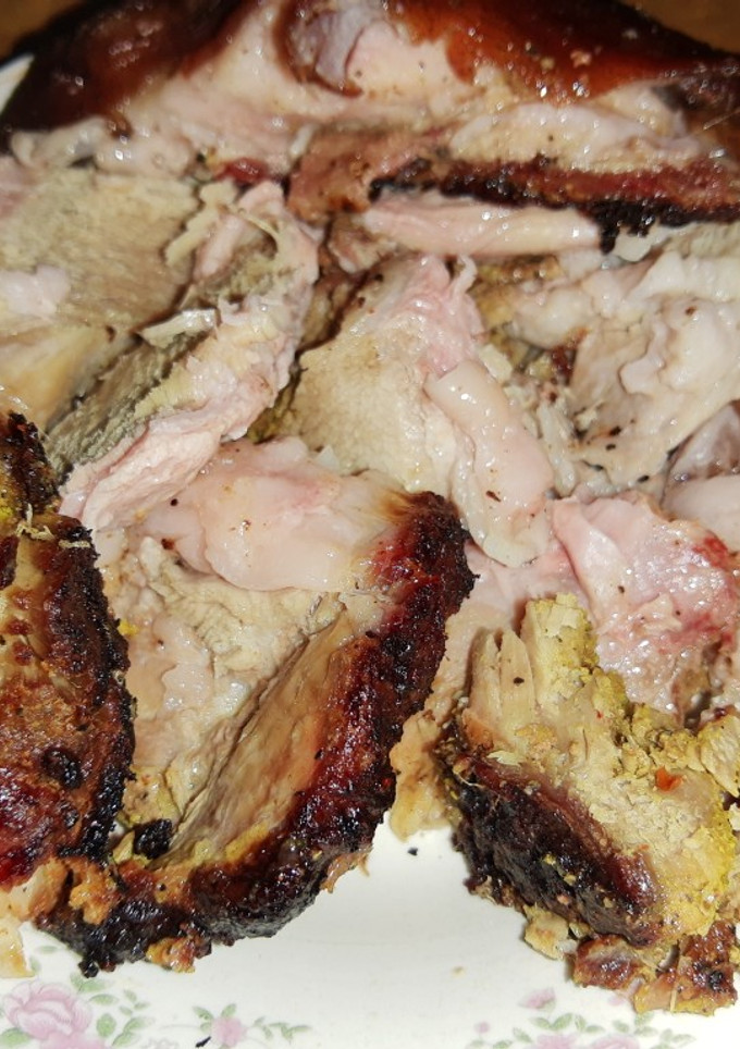 Una foto de Pernil de cochinillo asado al carbón