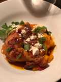 Orientalisches Paprika-Dattel-Hühnchen mit Couscous und Butternutkürbis