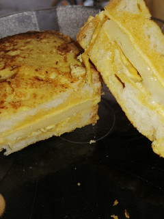 Una foto de Sándwich de huevo relleno de queso 👌