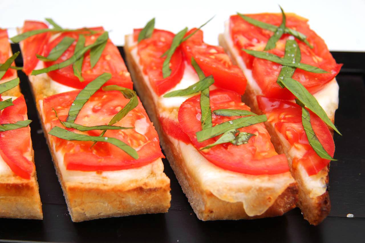 Nyári caprese partyszendvics recept recept fotó