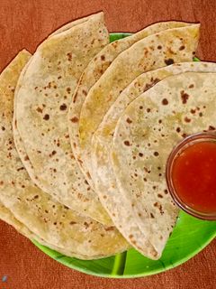 आलू पराठा (Aloo paratha recipe in marathi) रेसिपी चे मुख्य फोटो 