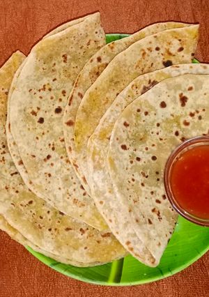 आलू पराठा (Aloo paratha recipe in marathi) रेसिपी चे मुख्य फोटो 