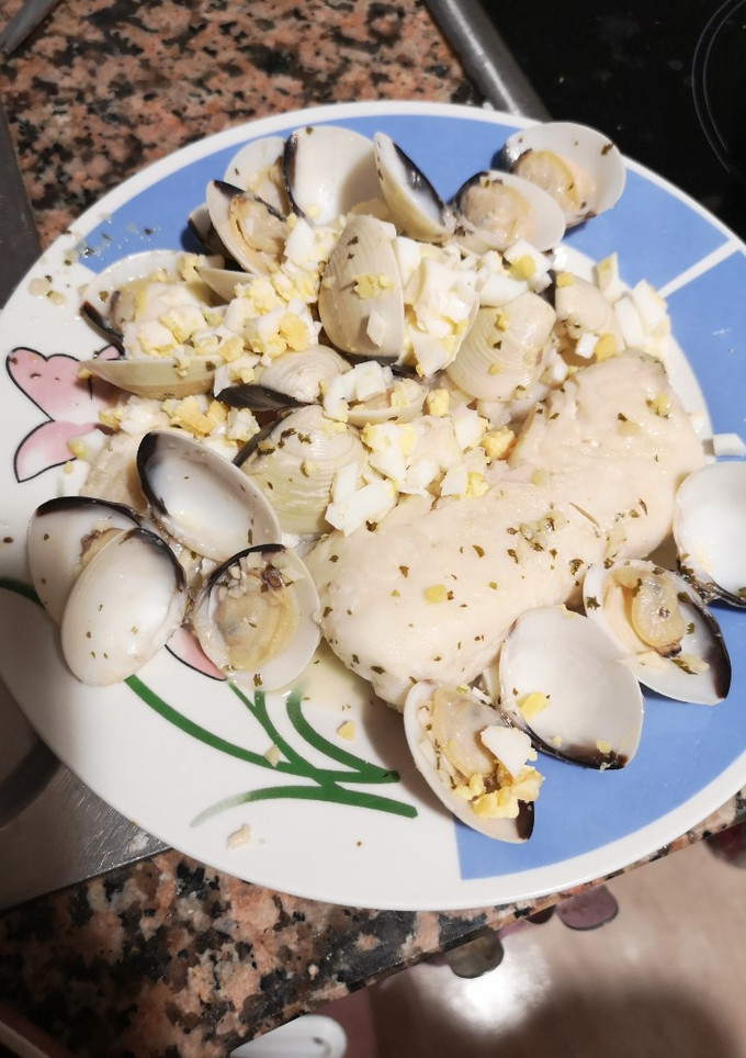 Una foto de Merluza con almejas