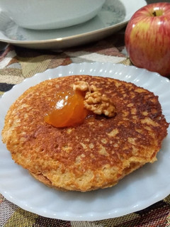 Una foto de Pancake de avena con manzana, un desayuno saludable