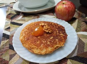 Una foto de Pancake de avena con manzana, un desayuno saludable
