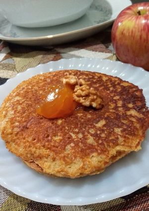 Una foto de Pancake de avena con manzana, un desayuno saludable