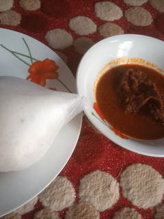 Tuwon shinkafa da miyar guro ainihin hoton girkin