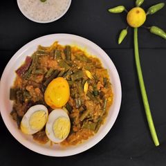 A picture of Spring onion egg masala.