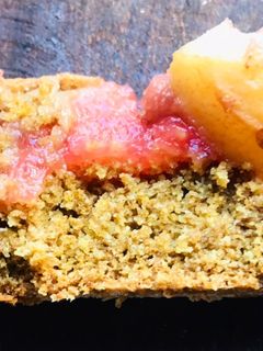 Una foto de Budín integral vegano con membrillo y pera