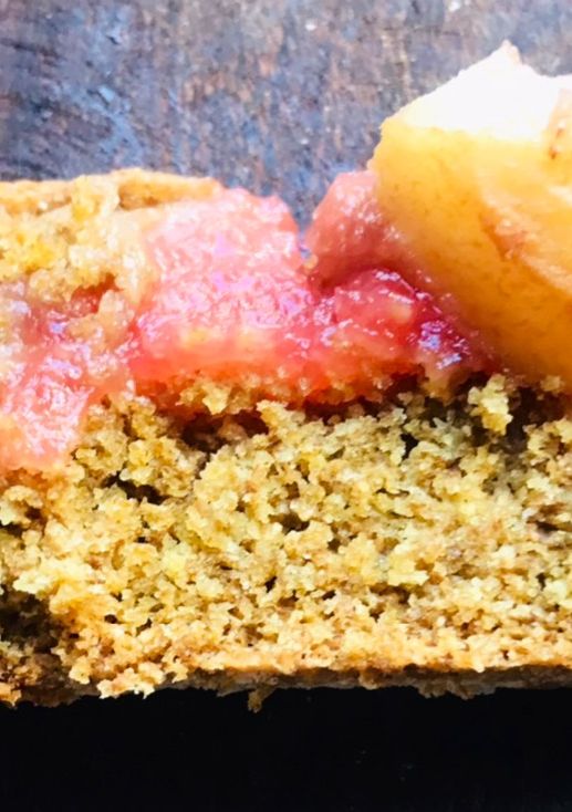 Una foto de Budín integral vegano con membrillo y pera