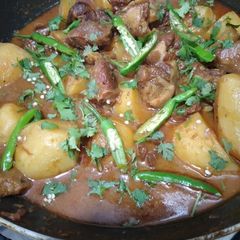 A picture of Aloo gosht.