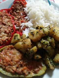 Una foto de Rellenos de zapallo y morrón con arroz y papas salteadas